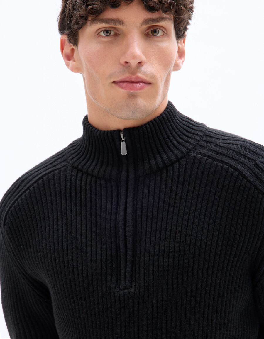 gerippter strickpullover mit trucker-ausschnitt