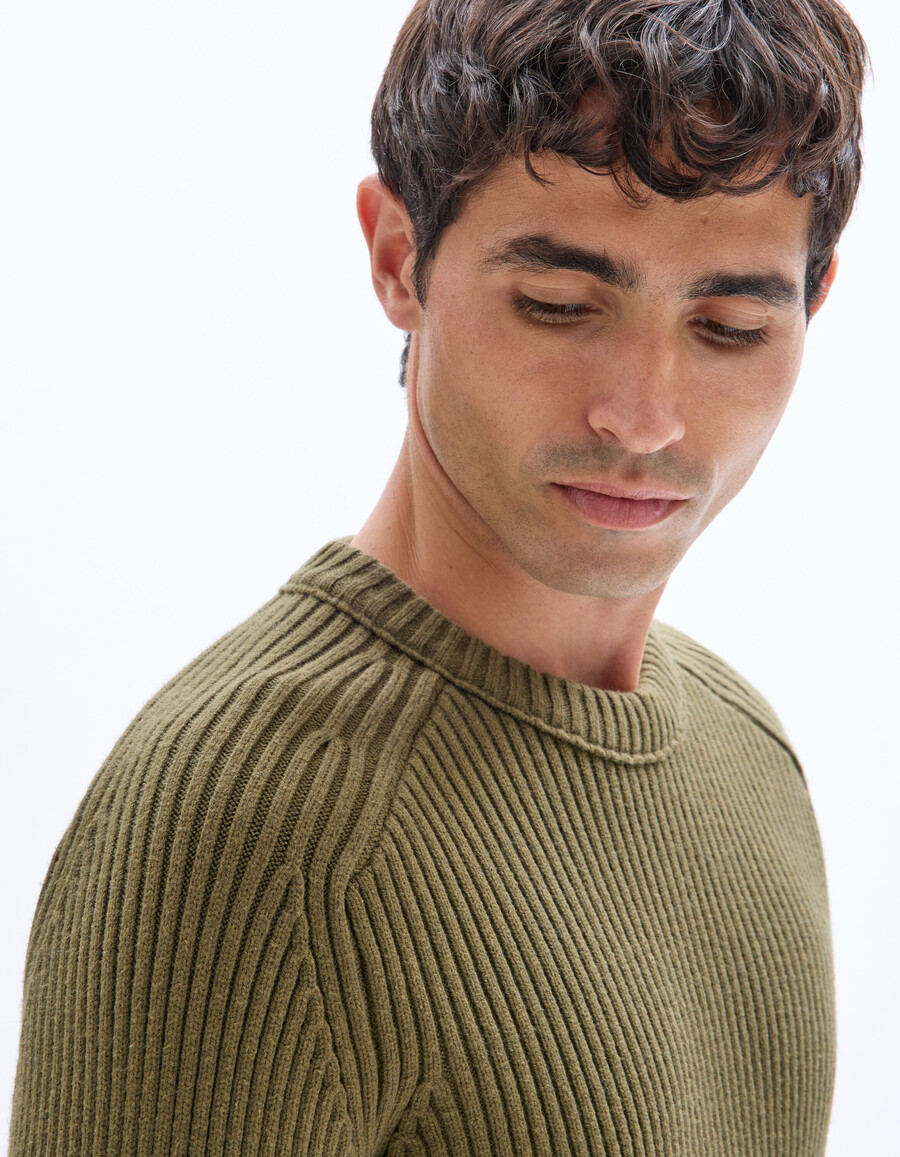 gerippter strickpullover mit rundhalsausschnitt