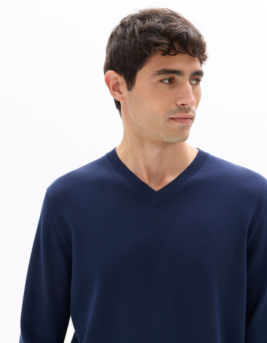 schlichter v-ausschnitt-pullover aus feinstrick