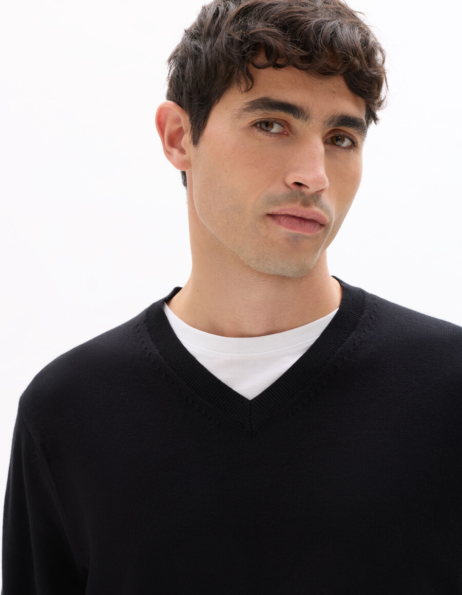 schlichter v-ausschnitt-pullover aus feinstrick