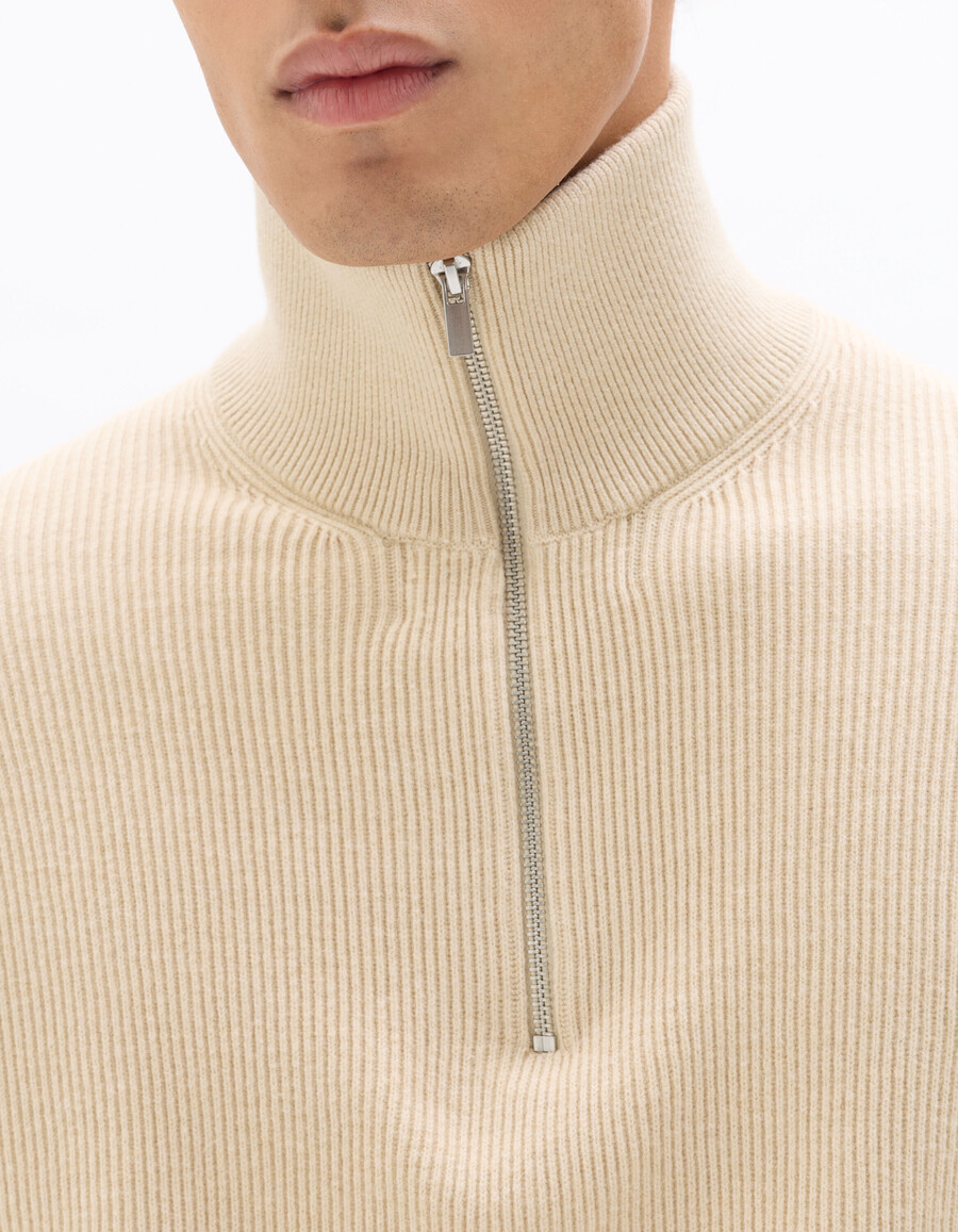gerippter pullover mit stehkragen und reißverschluss