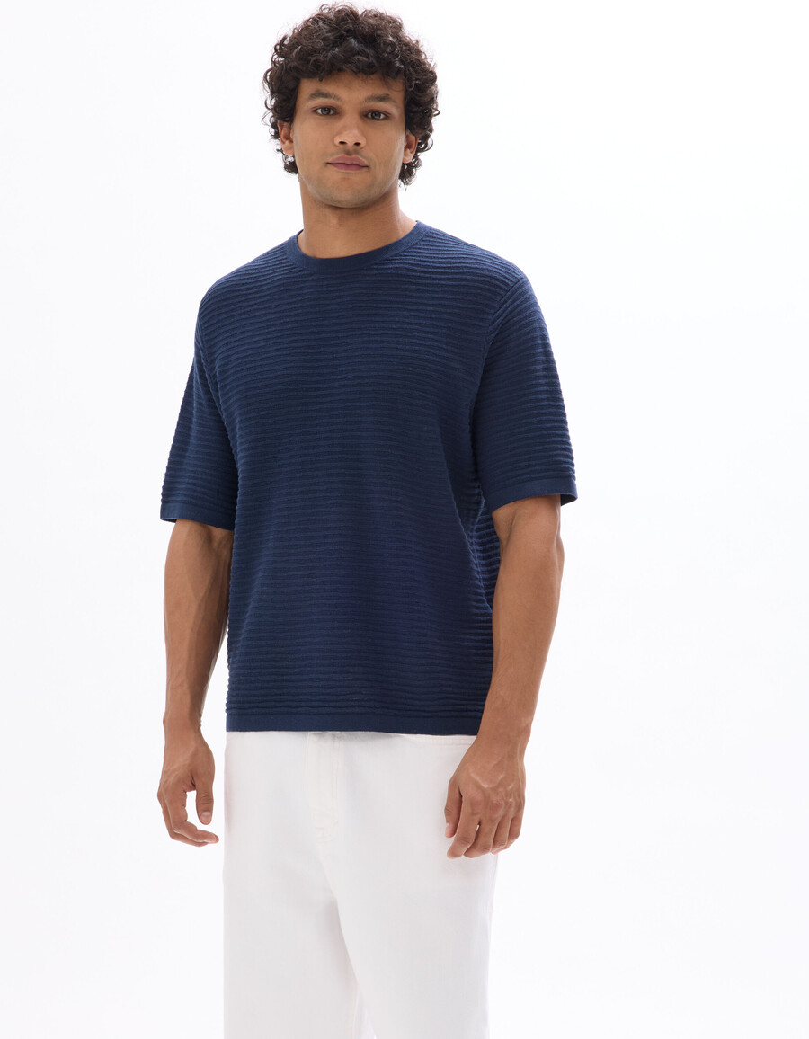 kastenförmiges t-shirt mit rundhalsausschnitt und durchbrochenem strickmuster