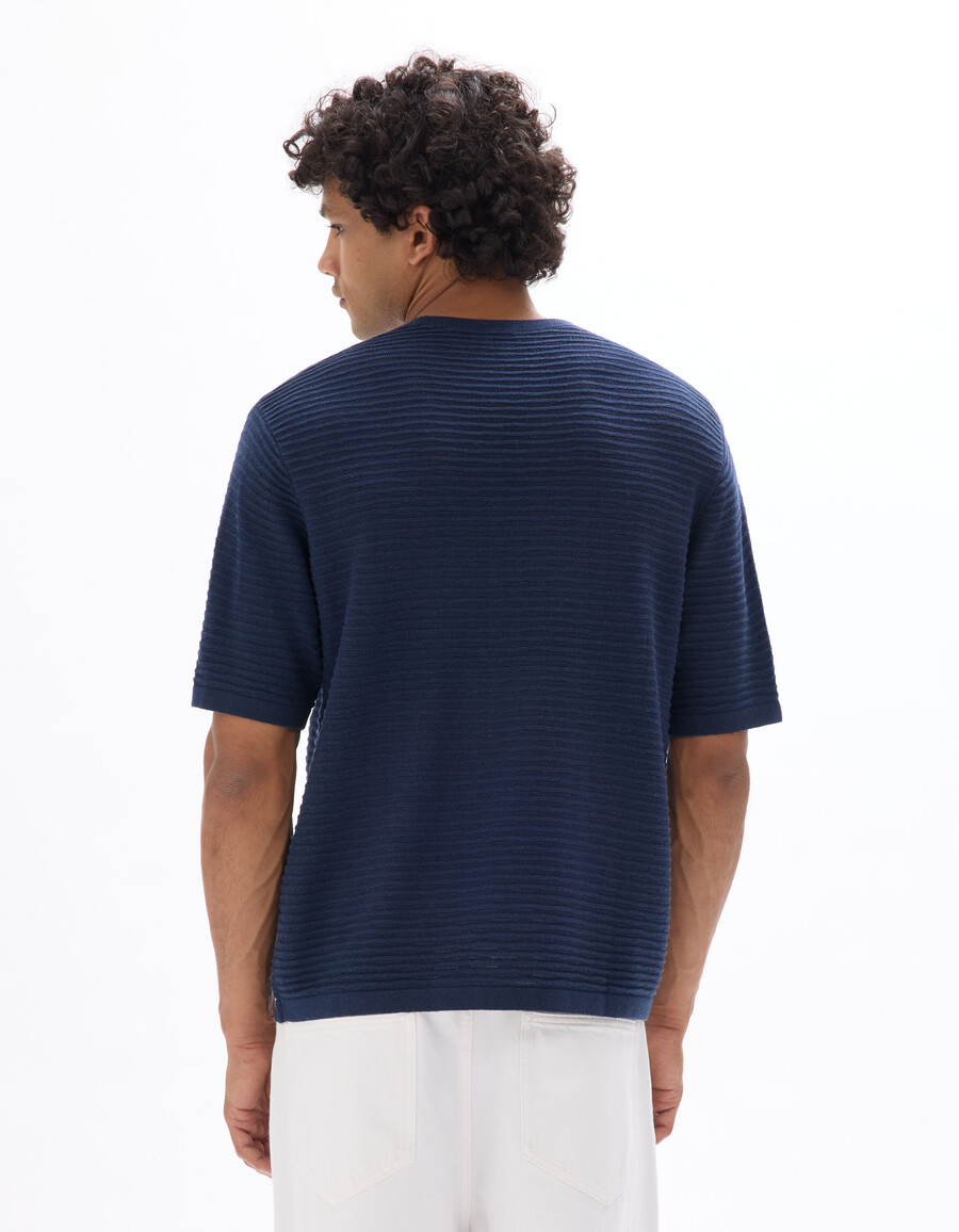 kastenförmiges t-shirt mit rundhalsausschnitt und durchbrochenem strickmuster
