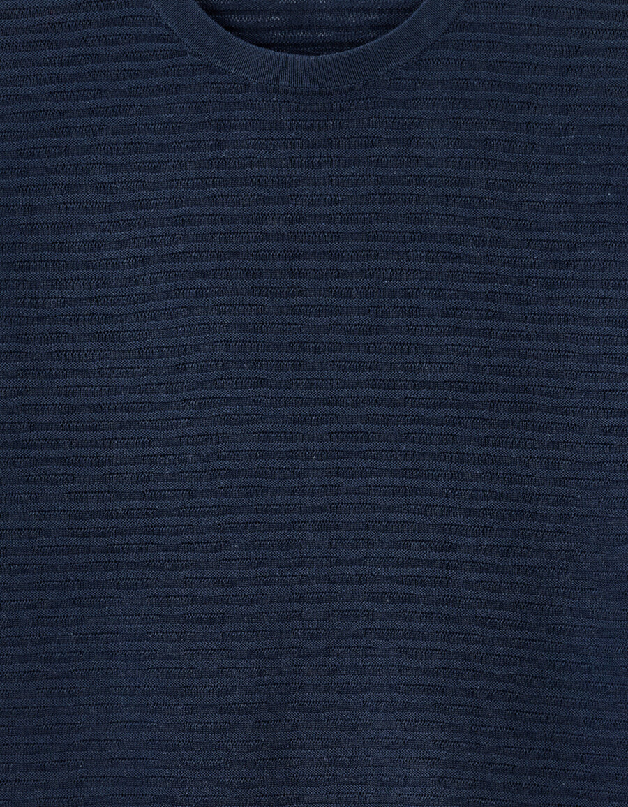 kastenförmiges t-shirt mit rundhalsausschnitt und durchbrochenem strickmuster