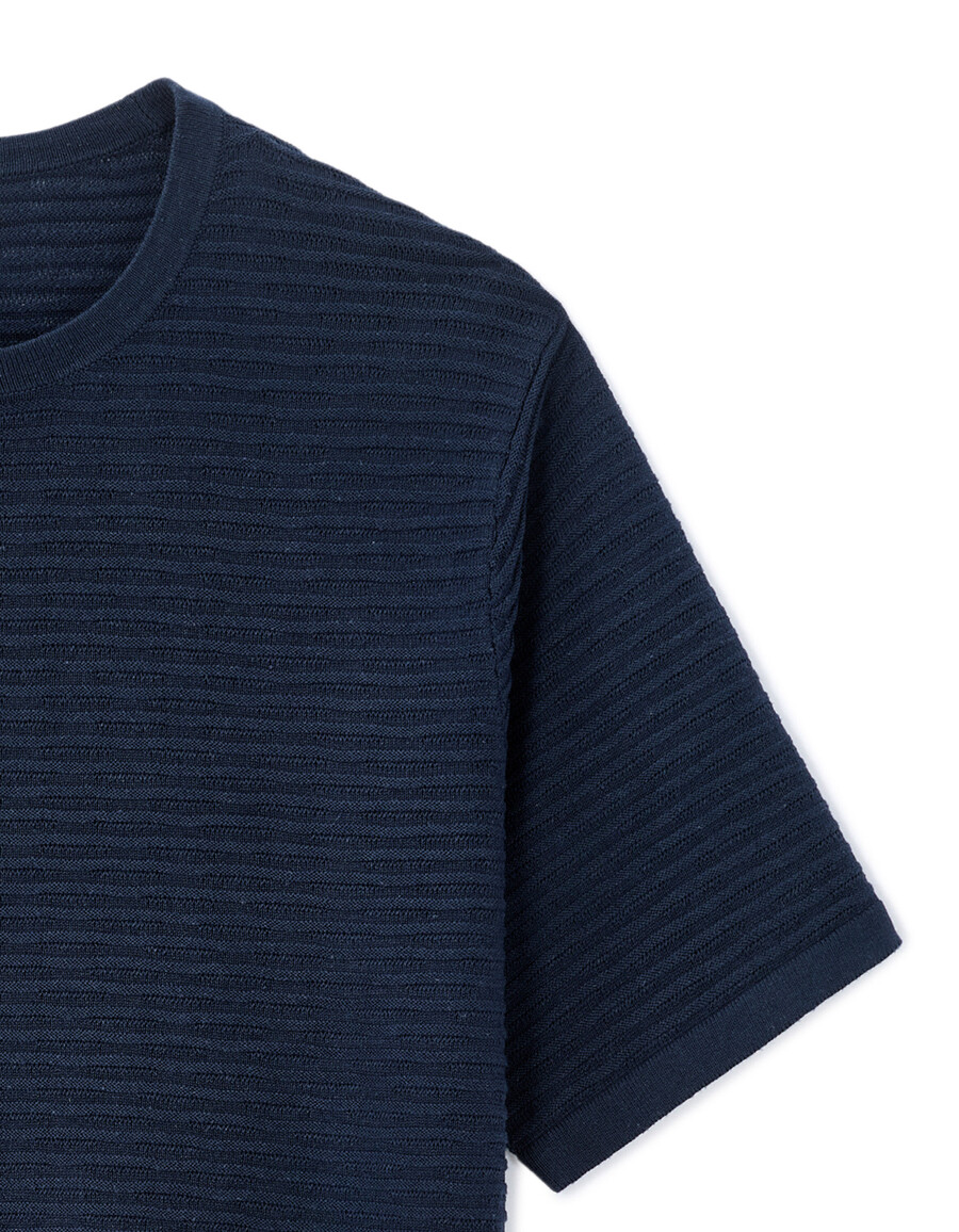 kastenförmiges t-shirt mit rundhalsausschnitt und durchbrochenem strickmuster