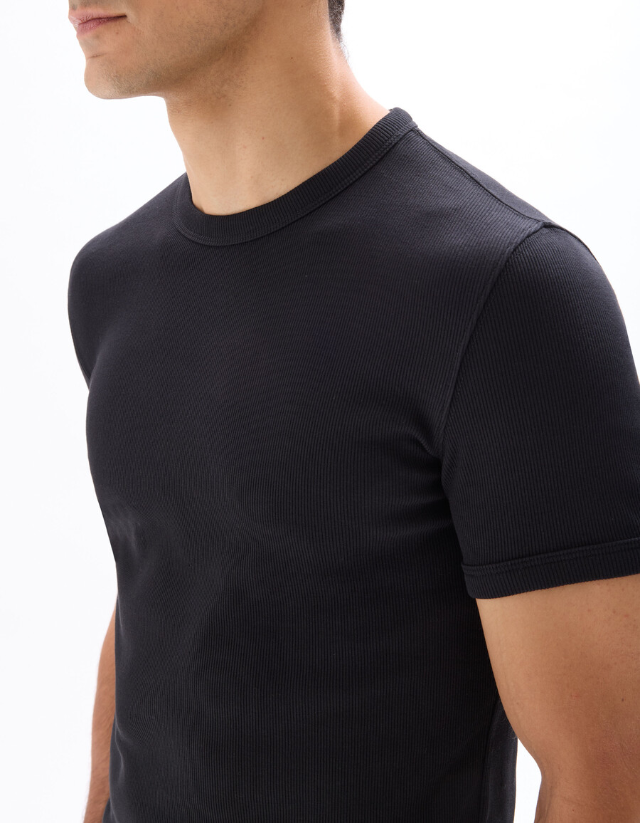 schmal geschnittenes t-shirt aus gerippter stretch-baumwolle mit rundhalsausschnitt