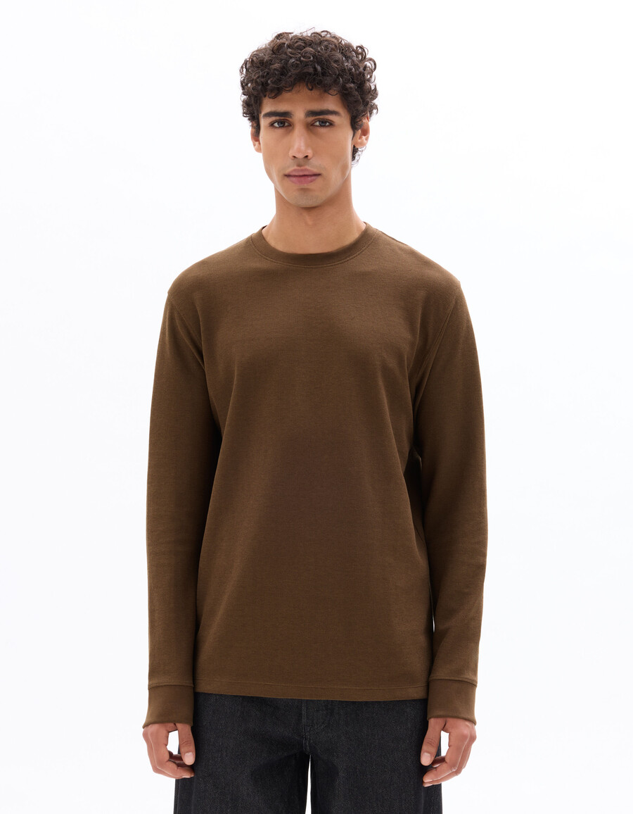 kastenförmiges geprägtes langarm-t-shirt